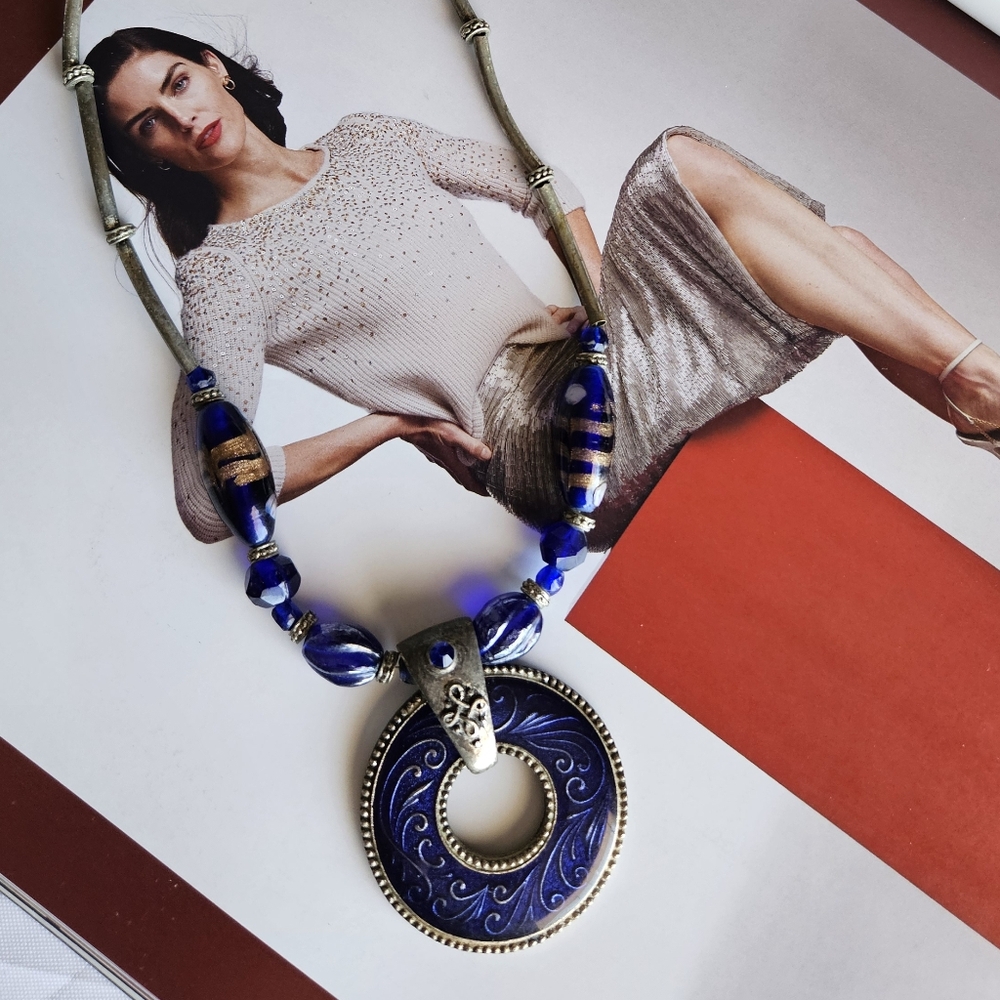 VINTAGE AZUL GLASS PENDANT NECKLACE